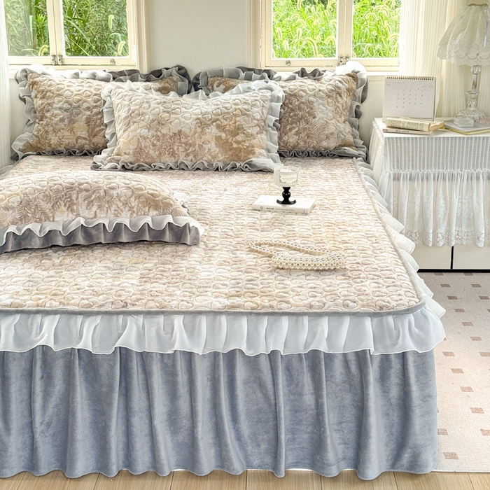 91家纺网 家纺一手货源 找家纺 禧缘家纺（原梦想家） 2025新款夹棉双层花边床笠牛奶绒系列四件套 雾都茶花