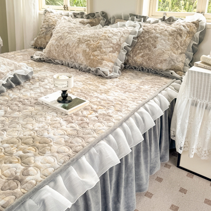 91家纺网 家纺一手货源 找家纺 禧缘家纺（原梦想家） 2025新款夹棉双层花边床笠牛奶绒系列四件套 雾都茶花