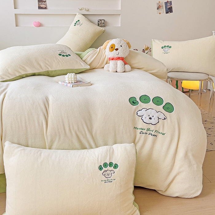 91家纺网 家纺一手货源 找家纺 眷恋家纺 2025新款牛奶绒毛巾绣四件套 复古萌狗-米白+豆绿