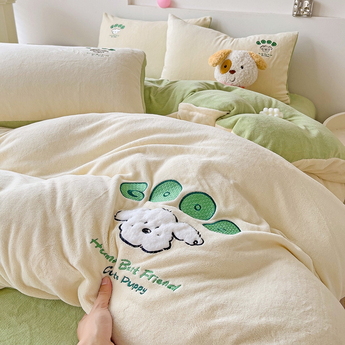 91家纺网 家纺一手货源 找家纺 眷恋家纺 2025新款牛奶绒毛巾绣四件套 复古萌狗-米白+豆绿