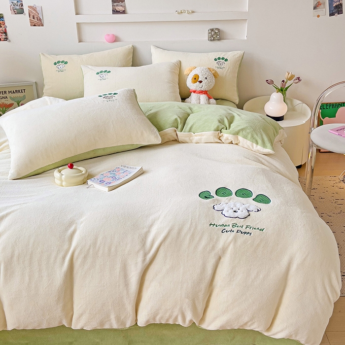 91家纺网 家纺一手货源 找家纺 眷恋家纺 2025新款牛奶绒毛巾绣四件套 复古萌狗-米白+豆绿