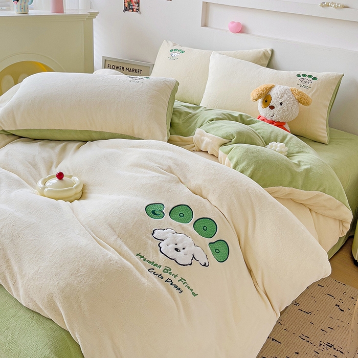 91家纺网 家纺一手货源 找家纺 眷恋家纺 2025新款牛奶绒毛巾绣四件套 复古萌狗-米白+豆绿