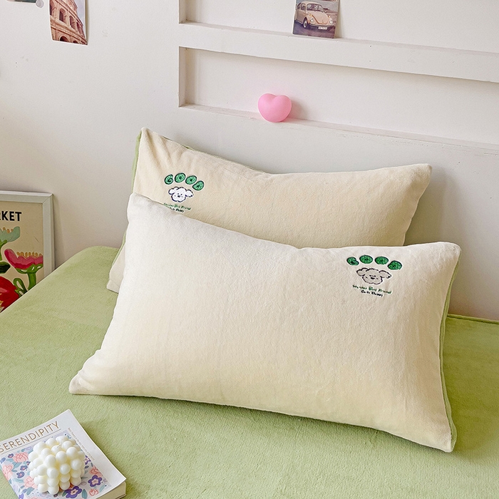 91家纺网 家纺一手货源 找家纺 眷恋家纺 2025新款牛奶绒毛巾绣四件套 复古萌狗-米白+豆绿