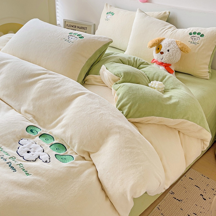 91家纺网 家纺一手货源 找家纺 眷恋家纺 2025新款牛奶绒毛巾绣四件套 复古萌狗-米白+豆绿