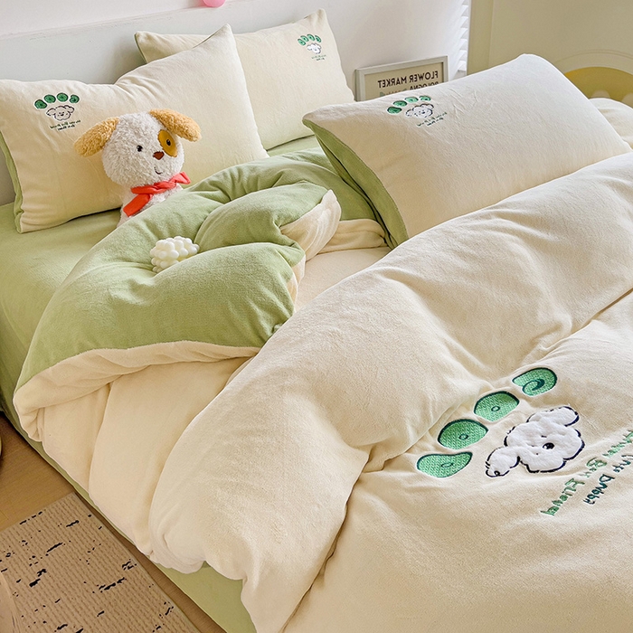 91家纺网 家纺一手货源 找家纺 眷恋家纺 2025新款牛奶绒毛巾绣四件套 复古萌狗-米白+豆绿