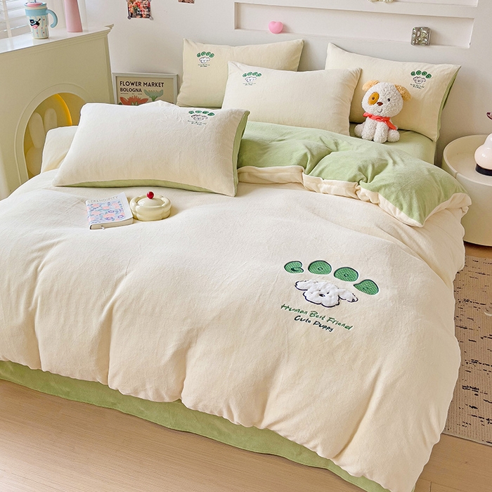 91家纺网 家纺一手货源 找家纺 眷恋家纺 2025新款牛奶绒毛巾绣四件套 复古萌狗-米白+豆绿