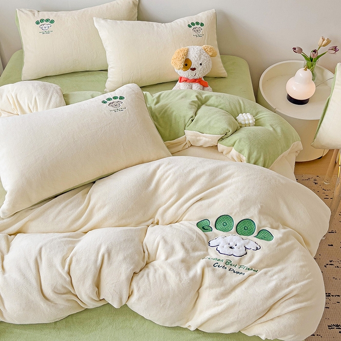 91家纺网 家纺一手货源 找家纺 眷恋家纺 2025新款牛奶绒毛巾绣四件套 复古萌狗-米白+豆绿