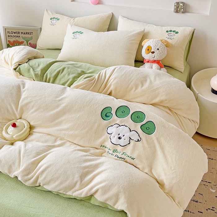 91家纺网 家纺一手货源 找家纺 眷恋家纺 2025新款牛奶绒毛巾绣四件套 复古萌狗-米白+豆绿