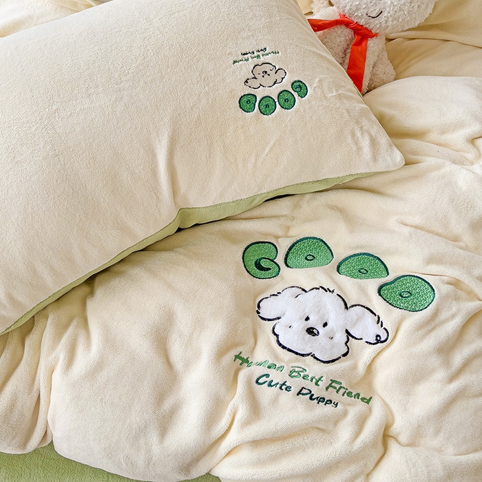 91家纺网 家纺一手货源 找家纺 眷恋家纺 2025新款牛奶绒毛巾绣四件套 复古萌狗-米白+豆绿