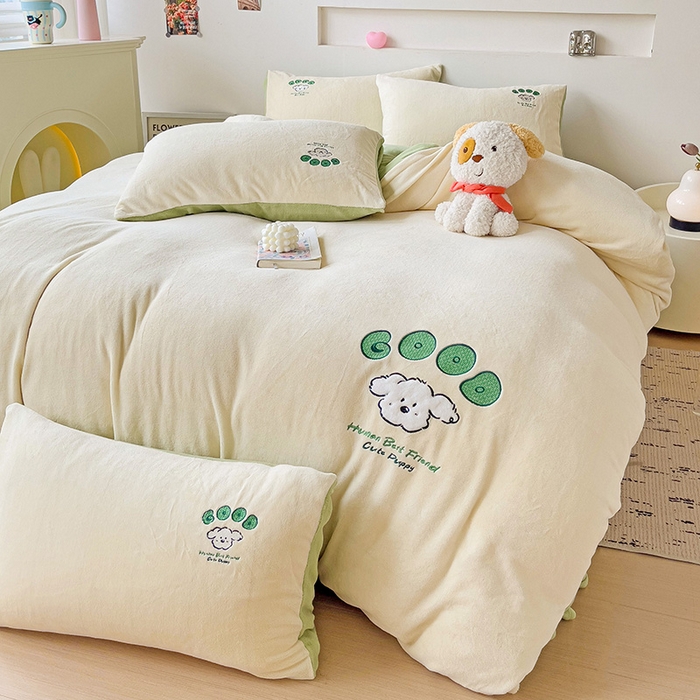 91家纺网 家纺一手货源 找家纺 眷恋家纺 2025新款牛奶绒毛巾绣四件套 复古萌狗-米白+豆绿