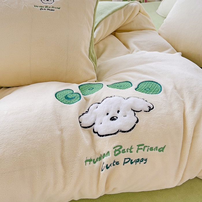 91家纺网 家纺一手货源 找家纺 眷恋家纺 2025新款牛奶绒毛巾绣四件套 复古萌狗-米白+豆绿