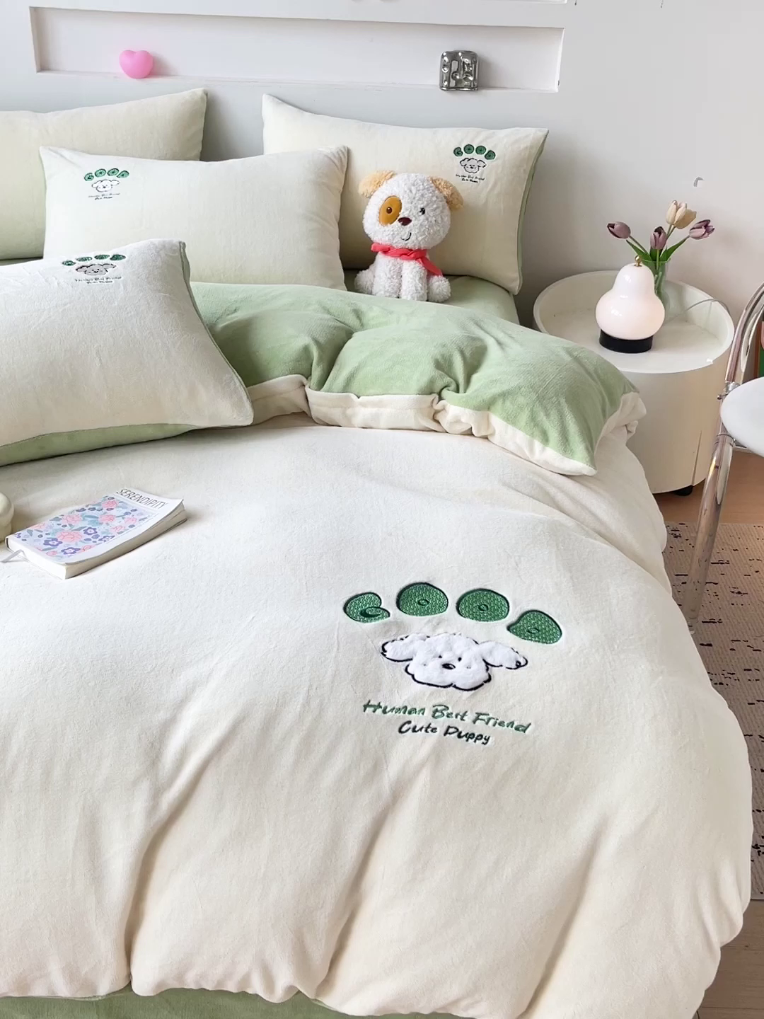 91家纺网 家纺一手货源 找家纺 眷恋家纺 2025新款牛奶绒毛巾绣四件套 复古萌狗-米白+豆绿