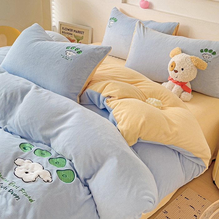 91家纺网 家纺一手货源 找家纺 眷恋家纺 2025新款牛奶绒毛巾绣四件套 复古萌狗-天蓝+嫩黄