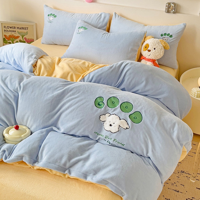 91家纺网 家纺一手货源 找家纺 眷恋家纺 2025新款牛奶绒毛巾绣四件套 复古萌狗-天蓝+嫩黄