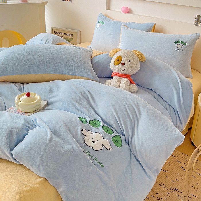 91家纺网 家纺一手货源 找家纺 眷恋家纺 2025新款牛奶绒毛巾绣四件套 复古萌狗-天蓝+嫩黄