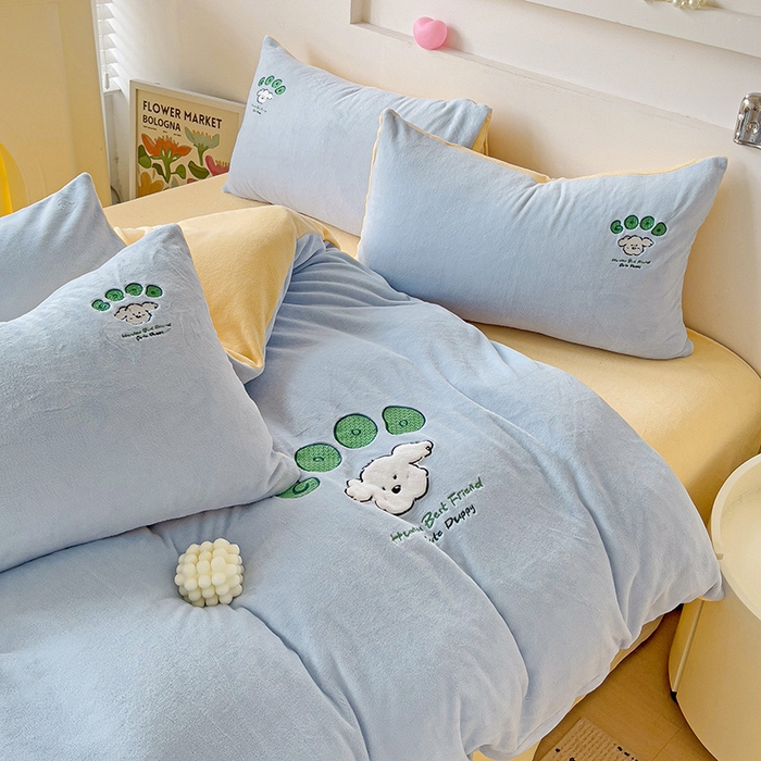 91家纺网 家纺一手货源 找家纺 眷恋家纺 2025新款牛奶绒毛巾绣四件套 复古萌狗-天蓝+嫩黄