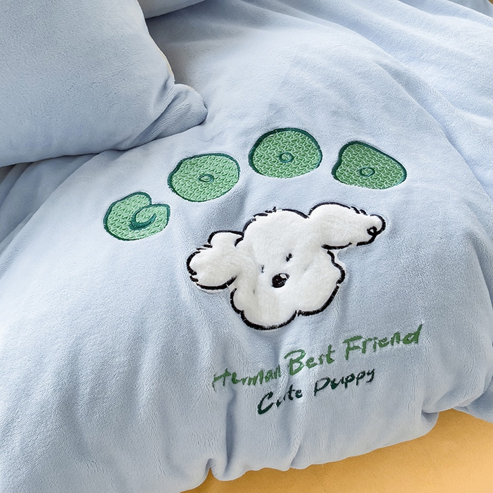 91家纺网 家纺一手货源 找家纺 眷恋家纺 2025新款牛奶绒毛巾绣四件套 复古萌狗-天蓝+嫩黄