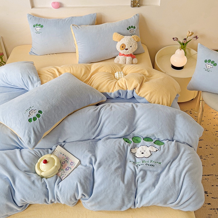 91家纺网 家纺一手货源 找家纺 眷恋家纺 2025新款牛奶绒毛巾绣四件套 复古萌狗-天蓝+嫩黄