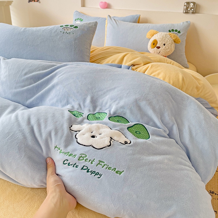 91家纺网 家纺一手货源 找家纺 眷恋家纺 2025新款牛奶绒毛巾绣四件套 复古萌狗-天蓝+嫩黄