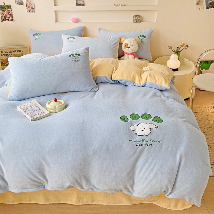 91家纺网 家纺一手货源 找家纺 眷恋家纺 2025新款牛奶绒毛巾绣四件套 复古萌狗-天蓝+嫩黄