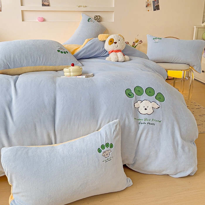 91家纺网 家纺一手货源 找家纺 眷恋家纺 2025新款牛奶绒毛巾绣四件套 复古萌狗-天蓝+嫩黄