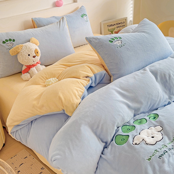 91家纺网 家纺一手货源 找家纺 眷恋家纺 2025新款牛奶绒毛巾绣四件套 复古萌狗-天蓝+嫩黄