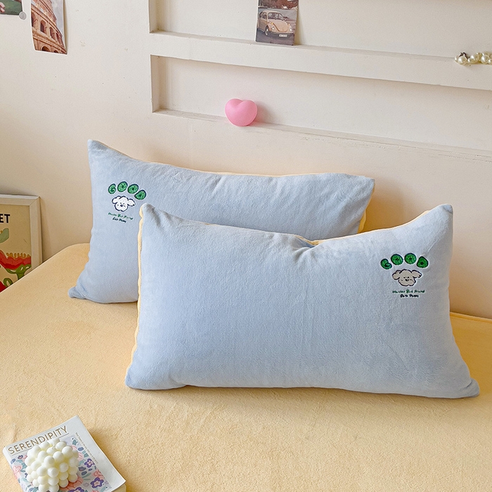 91家纺网 家纺一手货源 找家纺 眷恋家纺 2025新款牛奶绒毛巾绣四件套 复古萌狗-天蓝+嫩黄