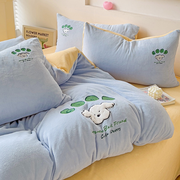 91家纺网 家纺一手货源 找家纺 眷恋家纺 2025新款牛奶绒毛巾绣四件套 复古萌狗-天蓝+嫩黄