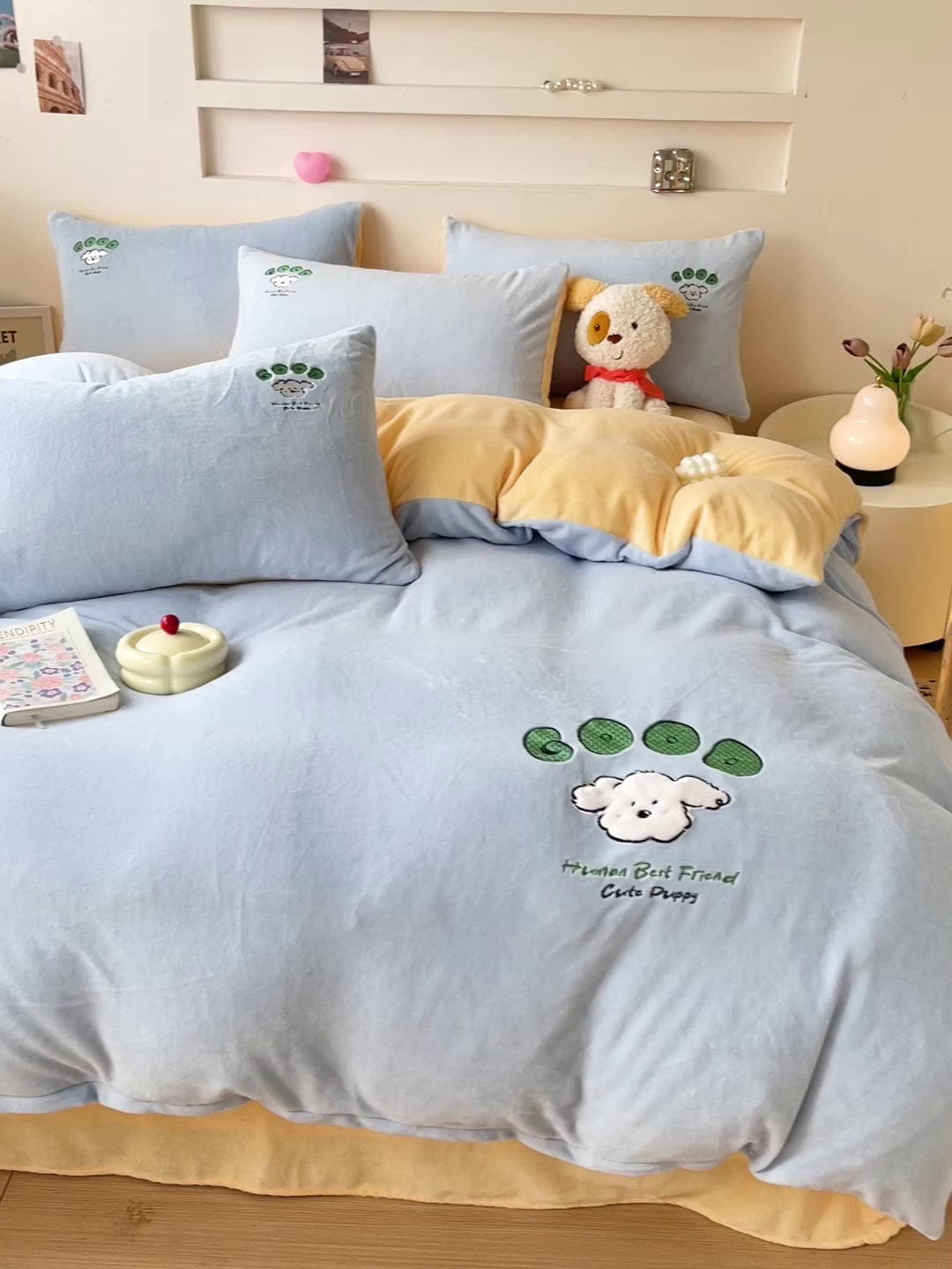 91家纺网 家纺一手货源 找家纺 眷恋家纺 2025新款牛奶绒毛巾绣四件套 复古萌狗-天蓝+嫩黄