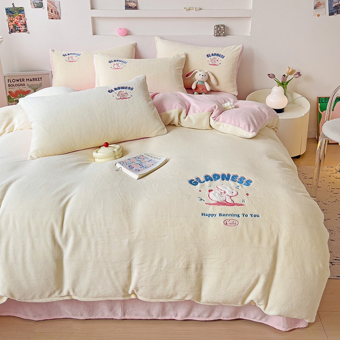 91家纺网 家纺一手货源 找家纺 眷恋家纺 2025新款牛奶绒毛巾绣四件套 欢乐兔-米白+浅粉