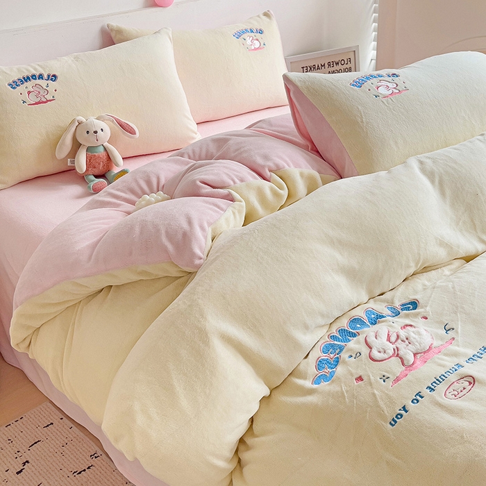 91家纺网 家纺一手货源 找家纺 眷恋家纺 2025新款牛奶绒毛巾绣四件套 欢乐兔-米白+浅粉
