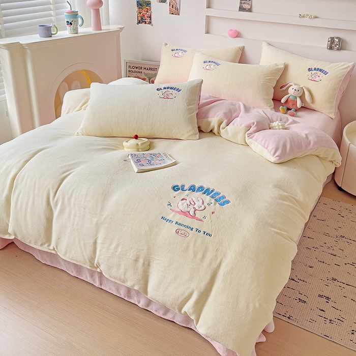 91家纺网 家纺一手货源 找家纺 眷恋家纺 2025新款牛奶绒毛巾绣四件套 欢乐兔-米白+浅粉