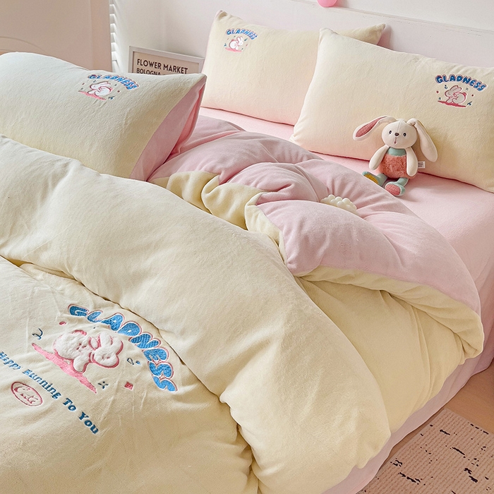 91家纺网 家纺一手货源 找家纺 眷恋家纺 2025新款牛奶绒毛巾绣四件套 欢乐兔-米白+浅粉