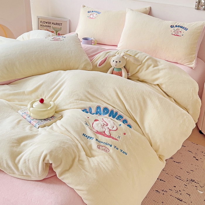 91家纺网 家纺一手货源 找家纺 眷恋家纺 2025新款牛奶绒毛巾绣四件套 欢乐兔-米白+浅粉