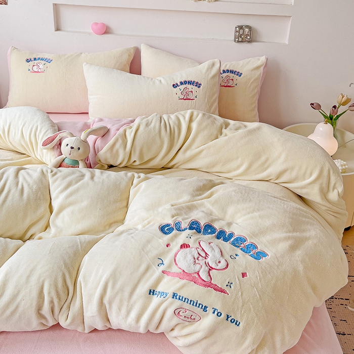 91家纺网 家纺一手货源 找家纺 眷恋家纺 2025新款牛奶绒毛巾绣四件套 欢乐兔-米白+浅粉