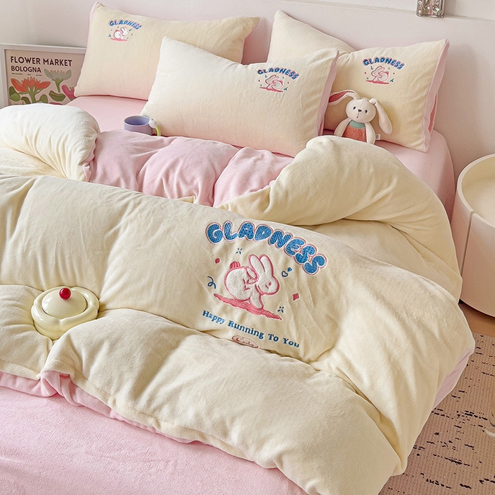 91家纺网 家纺一手货源 找家纺 眷恋家纺 2025新款牛奶绒毛巾绣四件套 欢乐兔-米白+浅粉