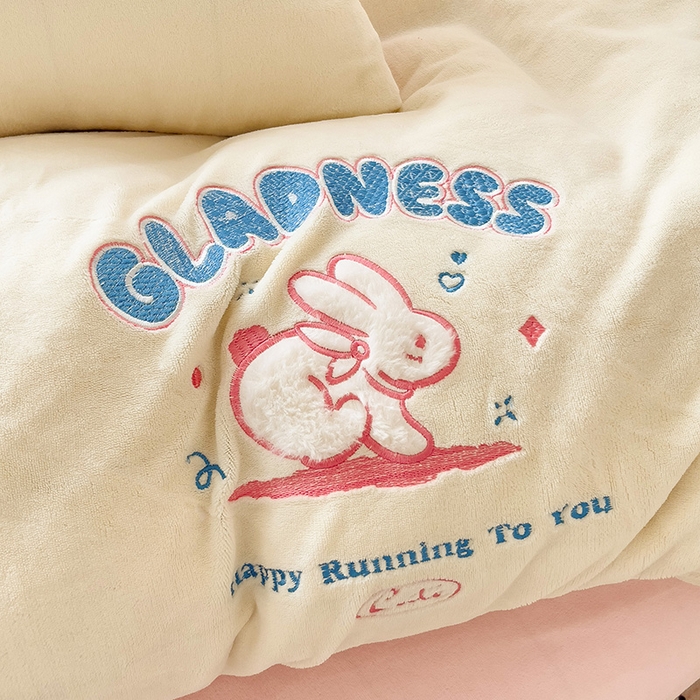 91家纺网 家纺一手货源 找家纺 眷恋家纺 2025新款牛奶绒毛巾绣四件套 欢乐兔-米白+浅粉