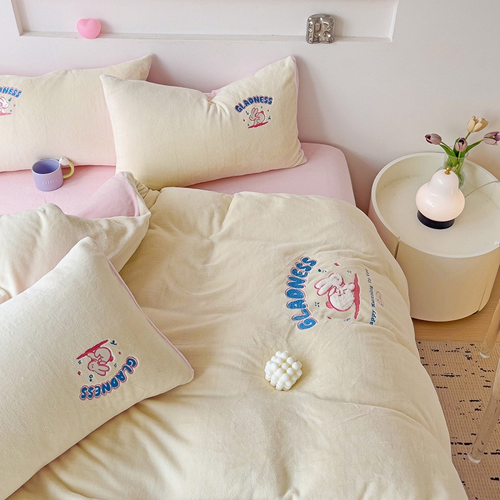 91家纺网 家纺一手货源 找家纺 眷恋家纺 2025新款牛奶绒毛巾绣四件套 欢乐兔-米白+浅粉