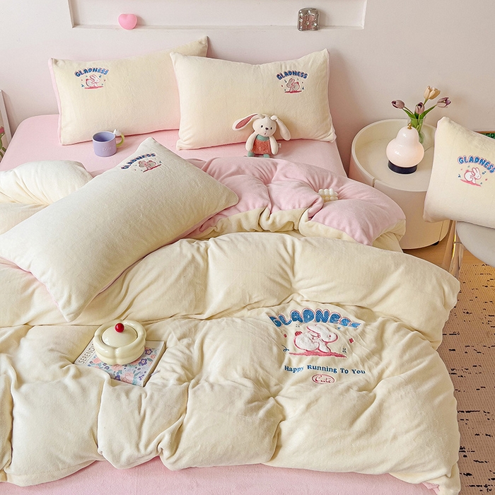 91家纺网 家纺一手货源 找家纺 眷恋家纺 2025新款牛奶绒毛巾绣四件套 欢乐兔-米白+浅粉