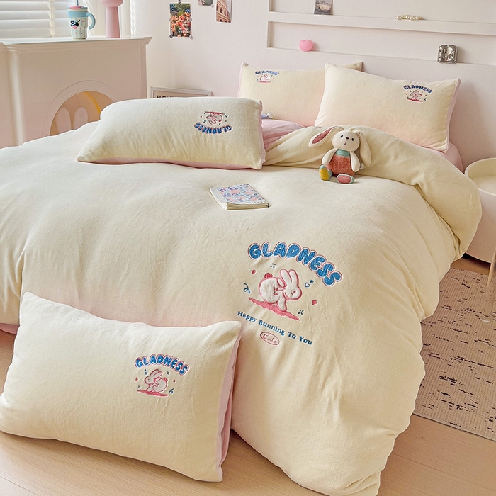 91家纺网 家纺一手货源 找家纺 眷恋家纺 2025新款牛奶绒毛巾绣四件套 欢乐兔-米白+浅粉