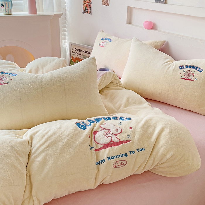 91家纺网 家纺一手货源 找家纺 眷恋家纺 2025新款牛奶绒毛巾绣四件套 欢乐兔-米白+浅粉