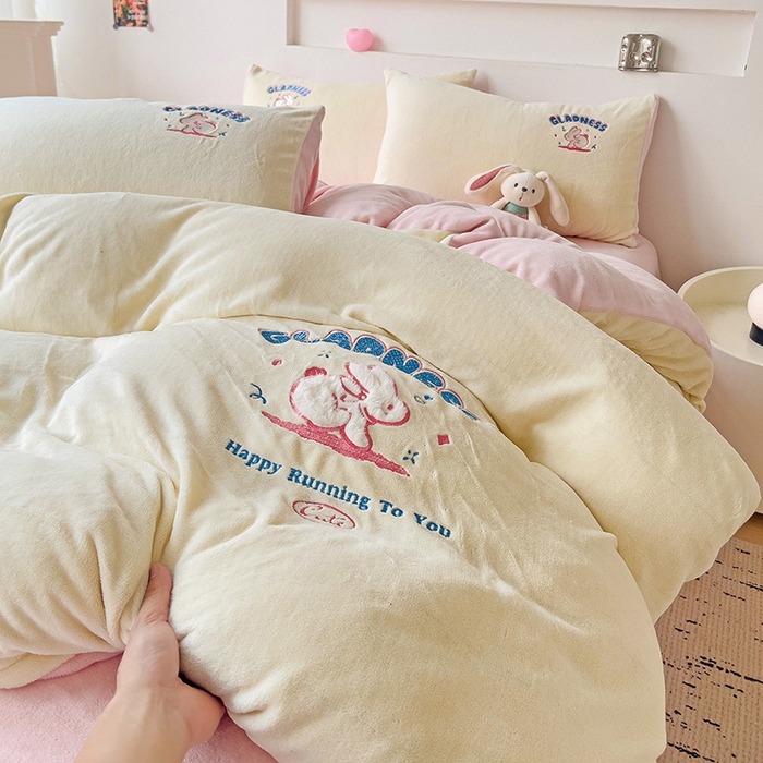 91家纺网 家纺一手货源 找家纺 眷恋家纺 2025新款牛奶绒毛巾绣四件套 欢乐兔-米白+浅粉