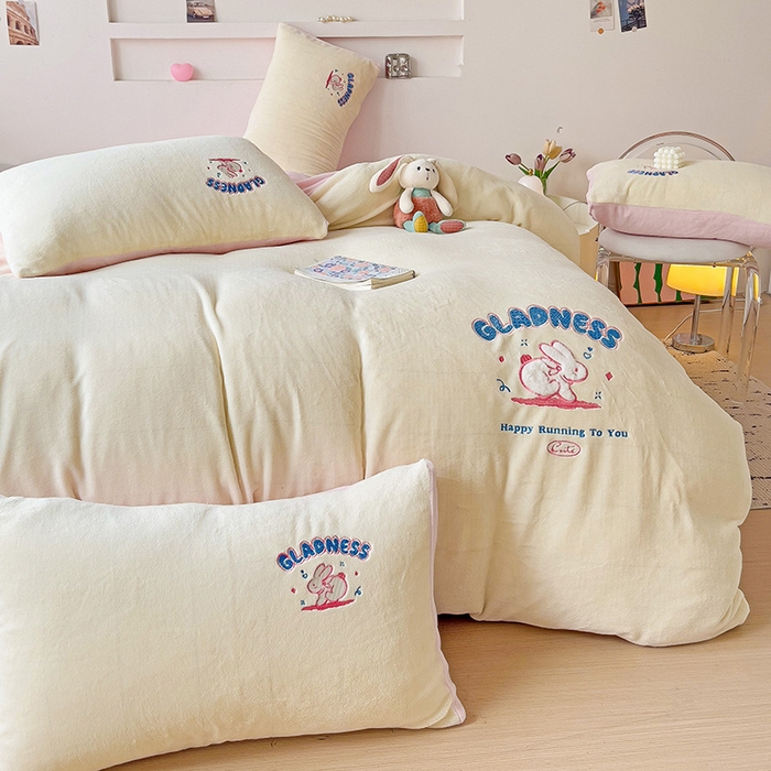 91家纺网 家纺一手货源 找家纺 眷恋家纺 2025新款牛奶绒毛巾绣四件套 欢乐兔-米白+浅粉