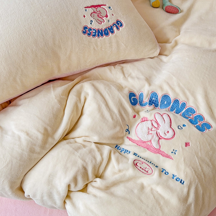 91家纺网 家纺一手货源 找家纺 眷恋家纺 2025新款牛奶绒毛巾绣四件套 欢乐兔-米白+浅粉