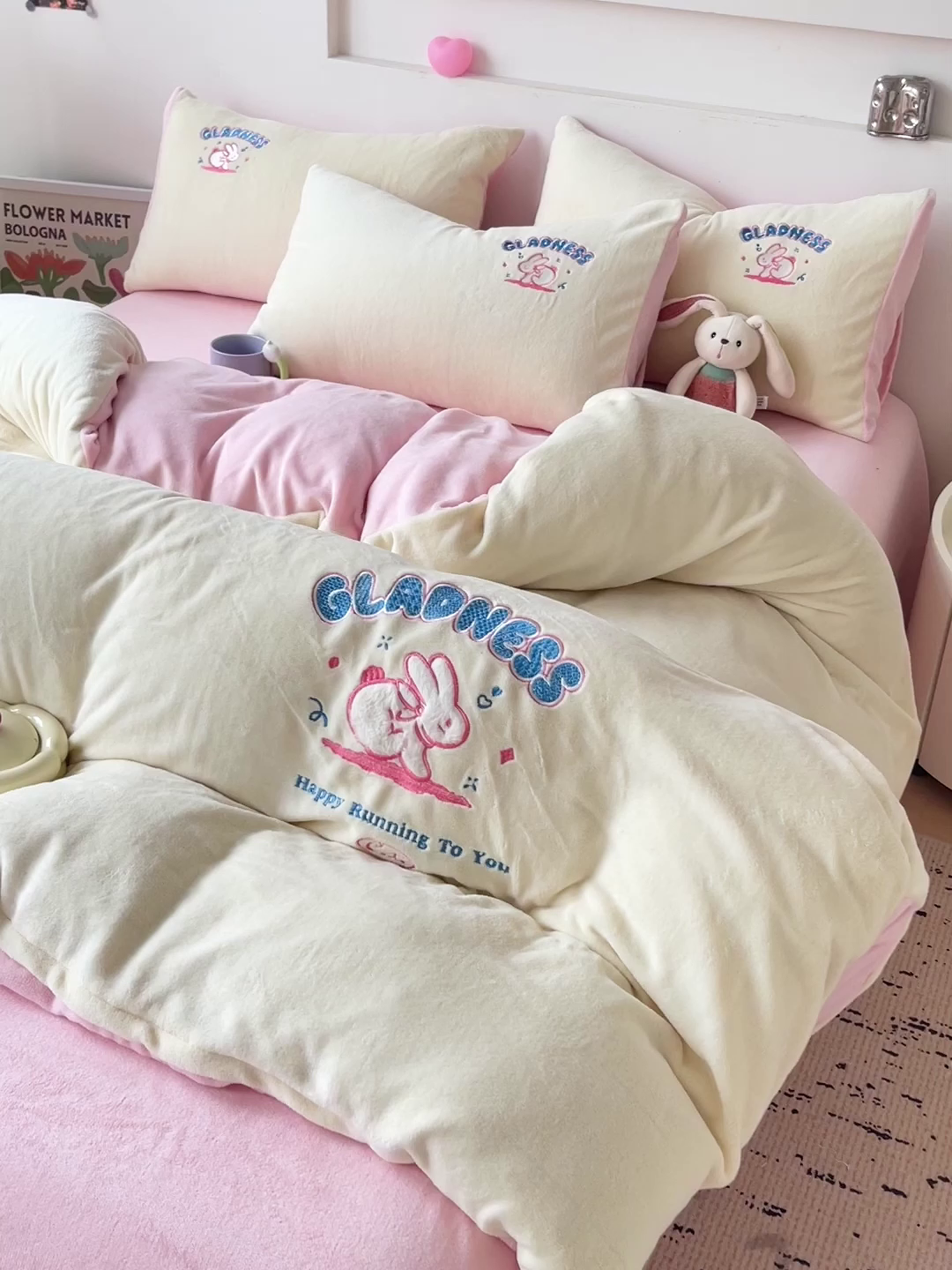 91家纺网 家纺一手货源 找家纺 眷恋家纺 2025新款牛奶绒毛巾绣四件套 欢乐兔-米白+浅粉