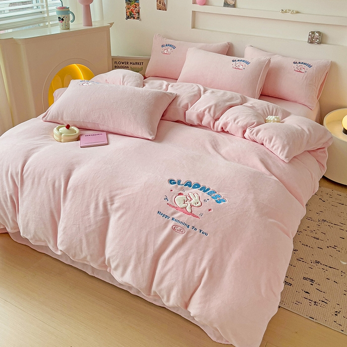 91家纺网 家纺一手货源 找家纺 眷恋家纺 2025新款牛奶绒毛巾绣四件套 欢乐兔-浅粉