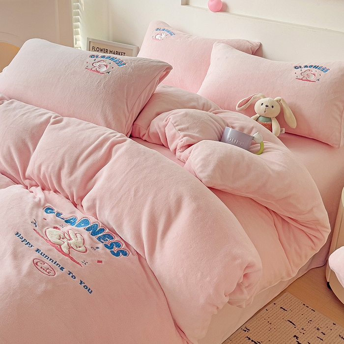 91家纺网 家纺一手货源 找家纺 眷恋家纺 2025新款牛奶绒毛巾绣四件套 欢乐兔-浅粉