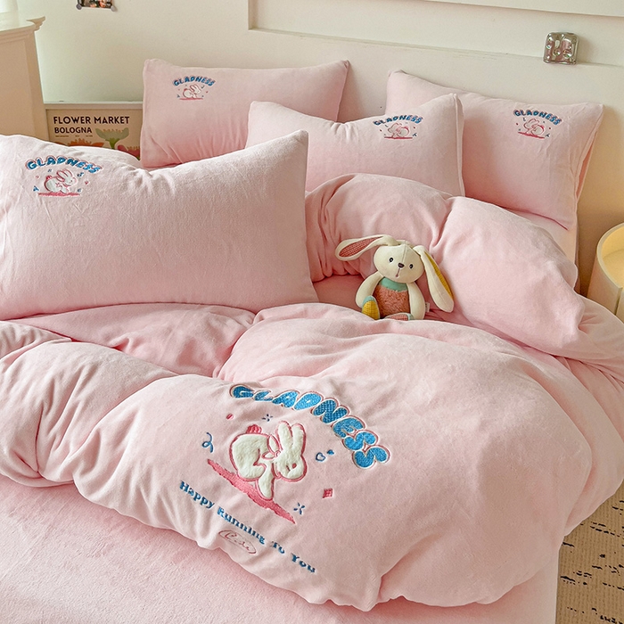 91家纺网 家纺一手货源 找家纺 眷恋家纺 2025新款牛奶绒毛巾绣四件套 欢乐兔-浅粉