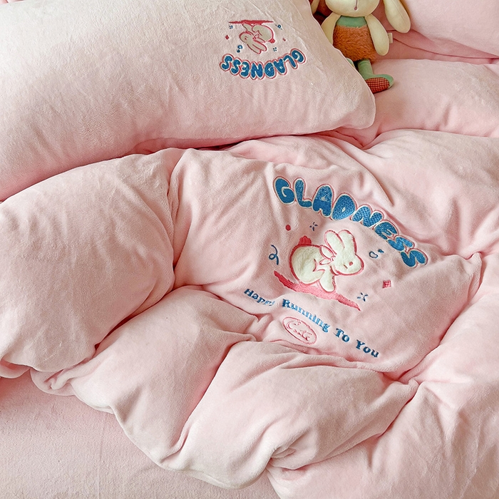91家纺网 家纺一手货源 找家纺 眷恋家纺 2025新款牛奶绒毛巾绣四件套 欢乐兔-浅粉