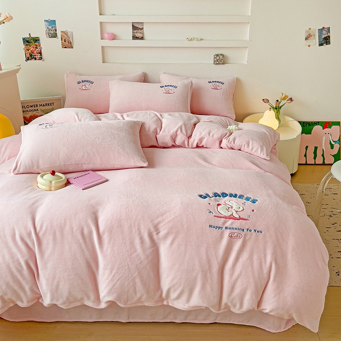 91家纺网 家纺一手货源 找家纺 眷恋家纺 2025新款牛奶绒毛巾绣四件套 欢乐兔-浅粉